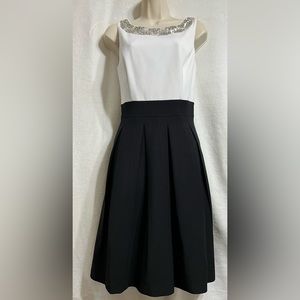 Stunning White House Black Market sleeveless, black and white dress size…